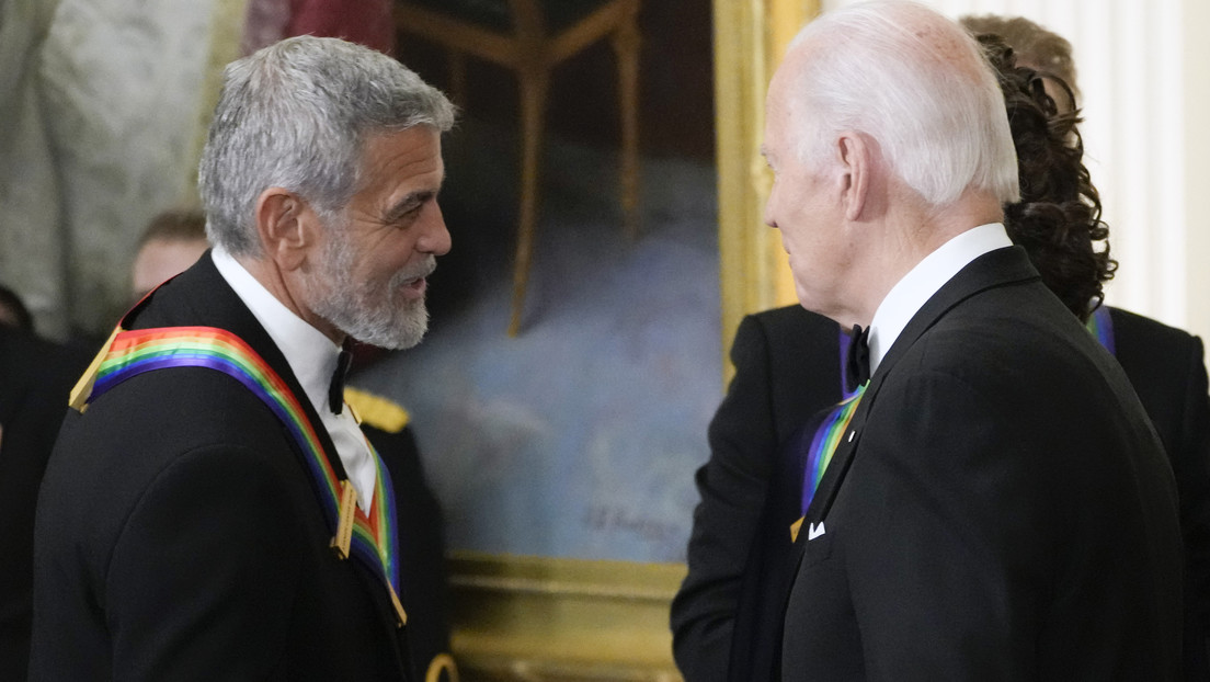 George Clooney insta a Biden a retirar su candidatura: "No vamos a ganar con este presidente"