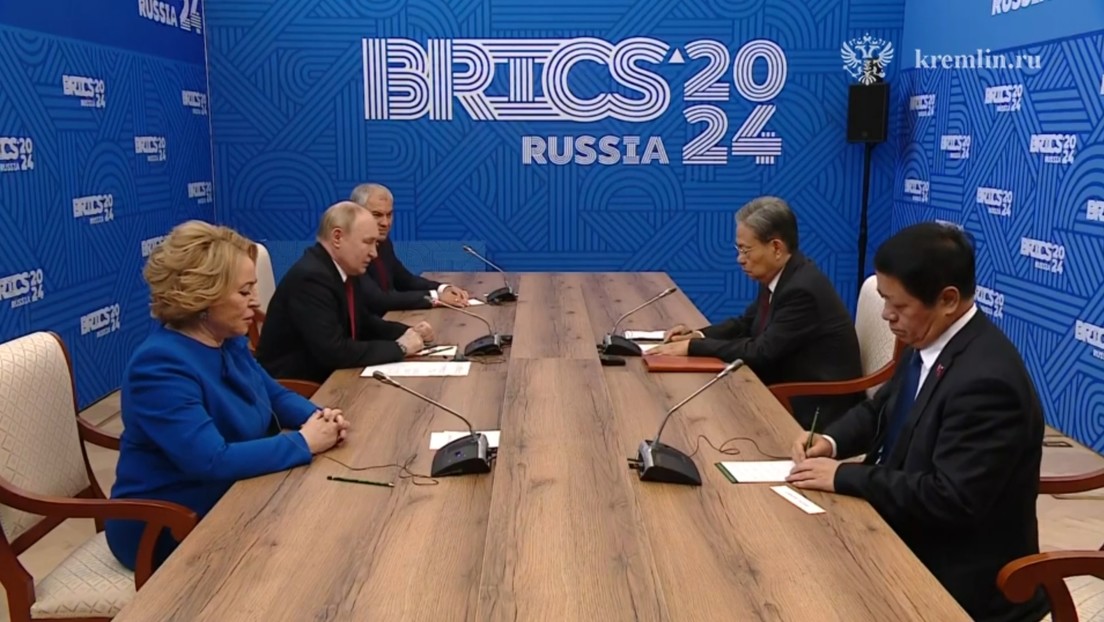 Putin se reúne con el jefe del Parlamento chino