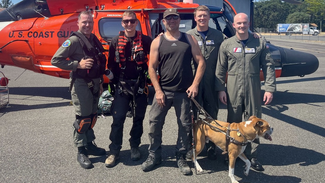 Dramático rescate de un excursionista ciego y su perro varados en un sendero (VIDEO)