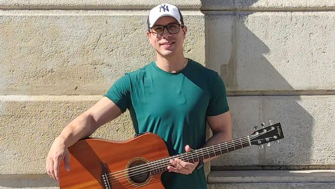 Cantante brasileño muere electrocutado cuando abrazaba a una fan