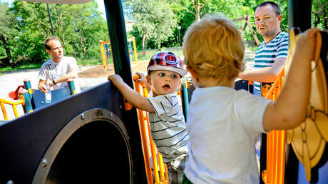 Suecia autoriza a los abuelos a tomar licencia parental remunerada para cuidar a sus nietos