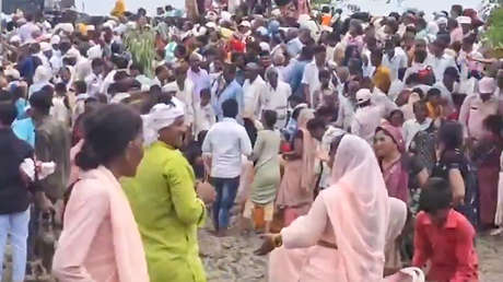 Reportan más de 100 muertos en una estampida en la India