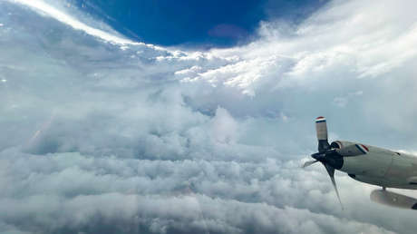 Las extraordinarias imágenes grabadas por 'cazatormentas' en el ojo del huracán Beryl