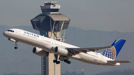 Un Boeing pierde un neumático durante el despegue