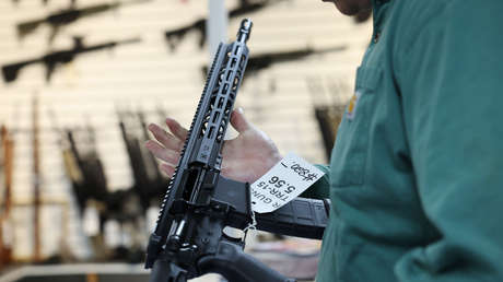 Bebidas, aperitivos y ahora balas a la venta en máquinas expendedoras en EE.UU.