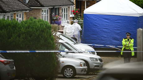 Asesinan con una ballesta a la esposa y las dos hijas de un comentarista de la BBC