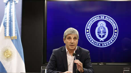 El ministro de Economía de Milei enfrenta crisis al ser desmentido por el FMI