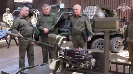 Presentan al jefe del Estado Mayor ruso robots utilizados en la operación militar