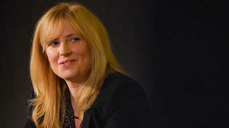 "¡No mientras usen chupetes!": escuela británica desata polémica por una foto de niños con banderas LGBTQ+