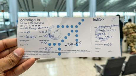 A lo retro: tarjetas de embarque escritas a mano en medio del apagón de Microsoft