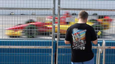 VIDEO: Un coche vuela por los aires y vuelca tras un accidente masivo durante una competición