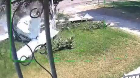 El momento en que una avioneta se estrella en el jardín de una casa (VIDEO)