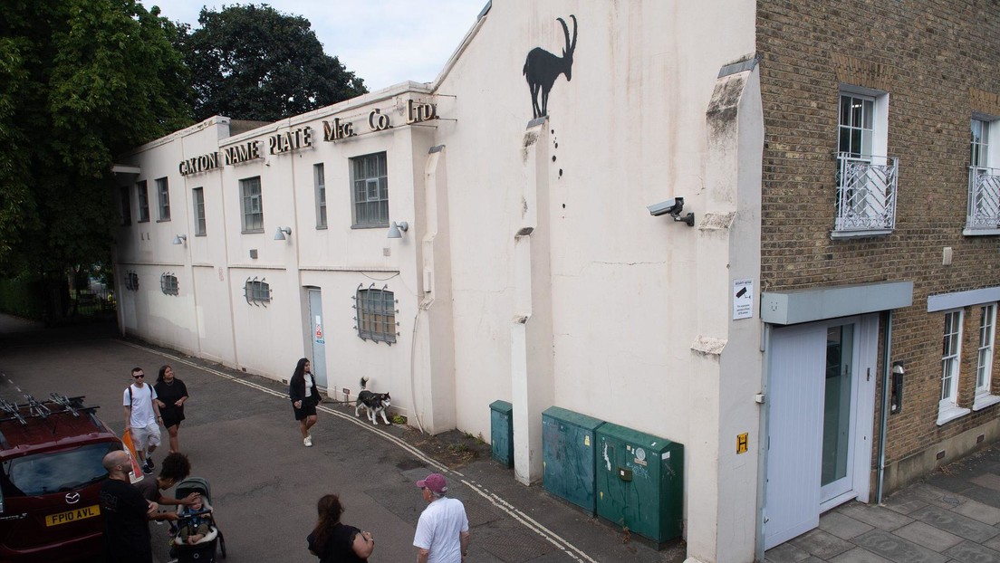 Banksy, grabado por una cámara de seguridad pintando una de sus obras (FOTO)