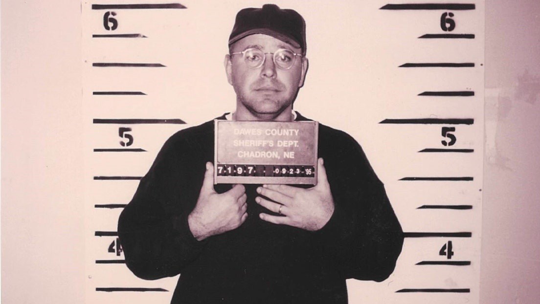 Publican foto de ficha policial del compañero de fórmula de Kamala Harris