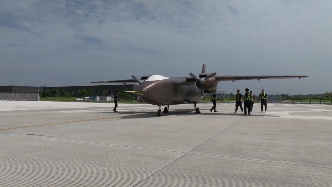 El gran dron de transporte bimotor de China completa su vuelo inaugural