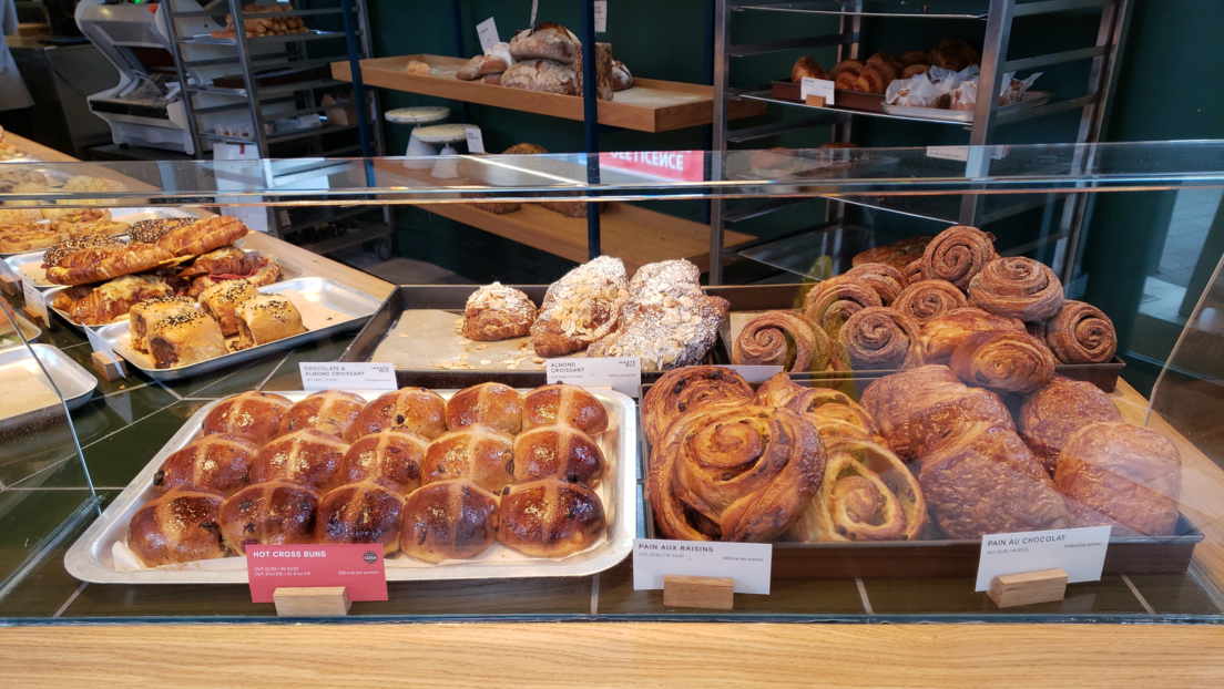 Panadería de lujo cobra más por cruasanes rancios y desata polémica