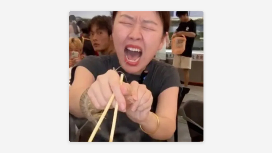 Karma instantáneo: una mujer quiere comer un camarón mantis y pasa esto (VIDEO)