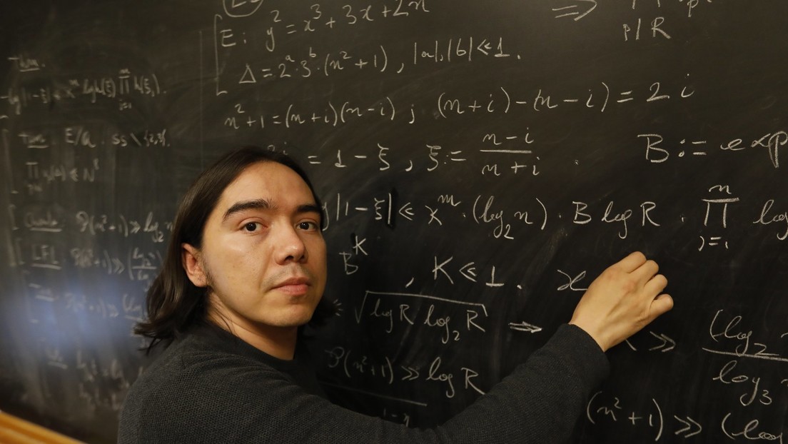 Premian a chileno por resolver un problema matemático tras casi un siglo sin solución