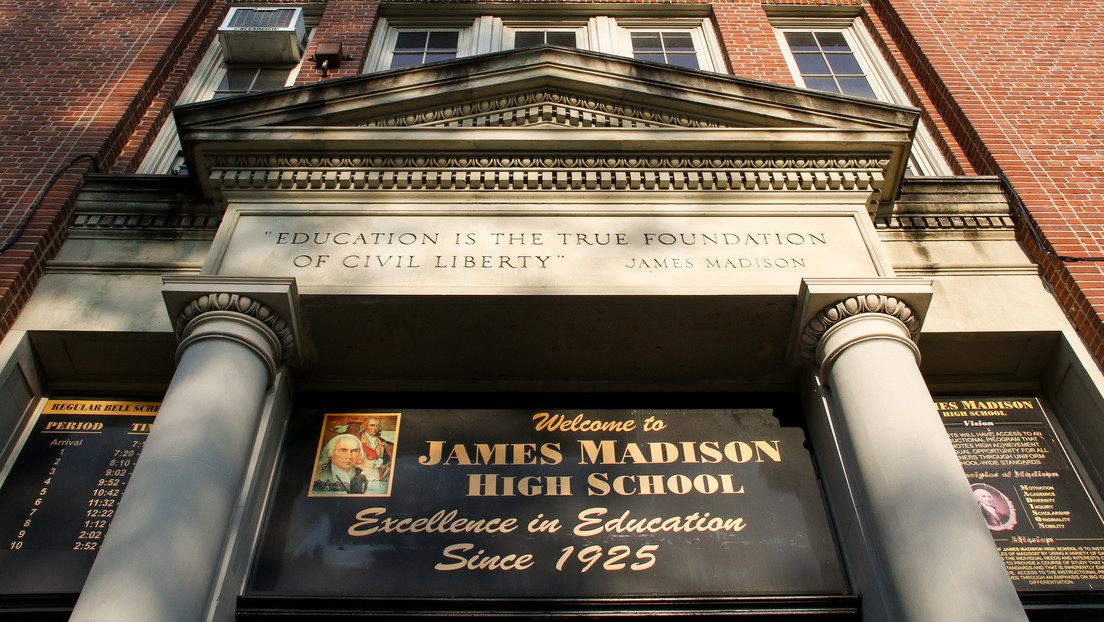 Entrenador golpeó a un estudiante contra la pared porque se quedó dormido en la escuela