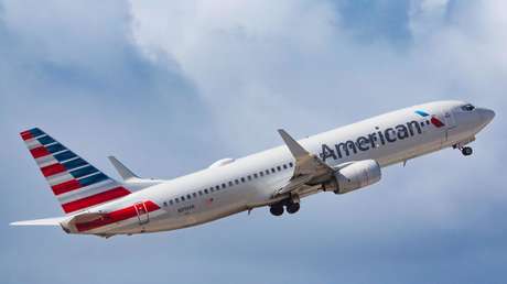 Pasajero drogado pide sexo a la azafata e intenta abrir puerta de avión en pleno vuelo en EE.UU.