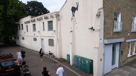 Banksy, grabado por una cámara de seguridad pintando una de sus obras (FOTO)