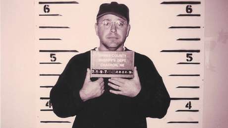 Publican foto de ficha policial del compañero de fórmula de Kamala Harris