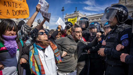 Diputados de Argentina aprueban ley que obliga a abrir las escuelas los días de paro docente