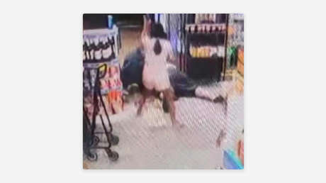 VIDEO: Intenta robar una tienda, pero una niña de 8 años lo castiga