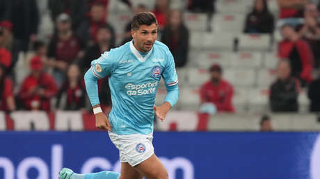 Futbolista argentino y su hijo son embestidos en su coche por un bus en Brasil (VIDEO)