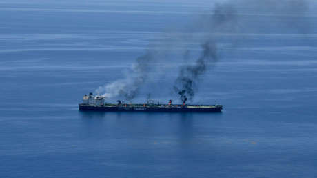 Los hutíes autorizan el remolque de un carguero en llamas por riesgo de vertido