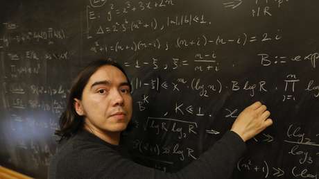 Premian a chileno por resolver un problema matemático tras casi un siglo sin solución