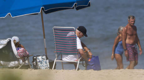 "¡Está durmiendo todo el día!": Trump se mofa de la siesta de Biden en la playa