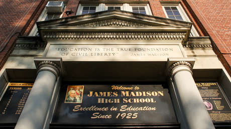 Entrenador golpeó a un estudiante contra la pared porque se quedó dormido en la escuela