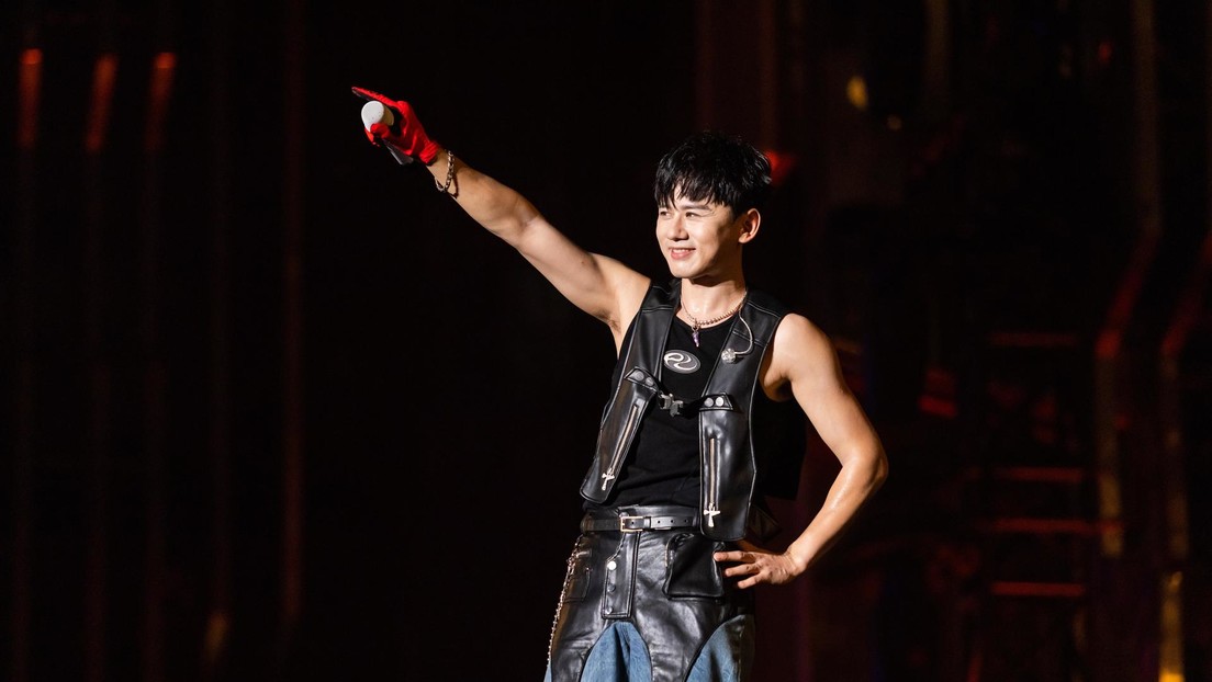 Una estrella china comparte un número falso en un concierto y esto es lo que pasa