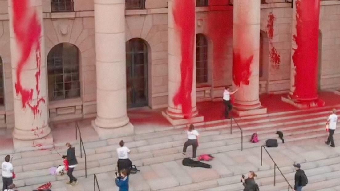 Activistas ecológicos rocían el edificio del Parlamento de Finlandia con pintura roja