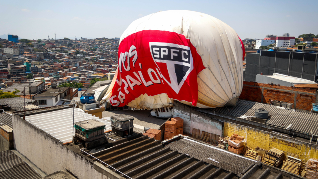 VIDEOS: Un dirigible del club de fútbol Sao Paulo se estrella contra viviendas