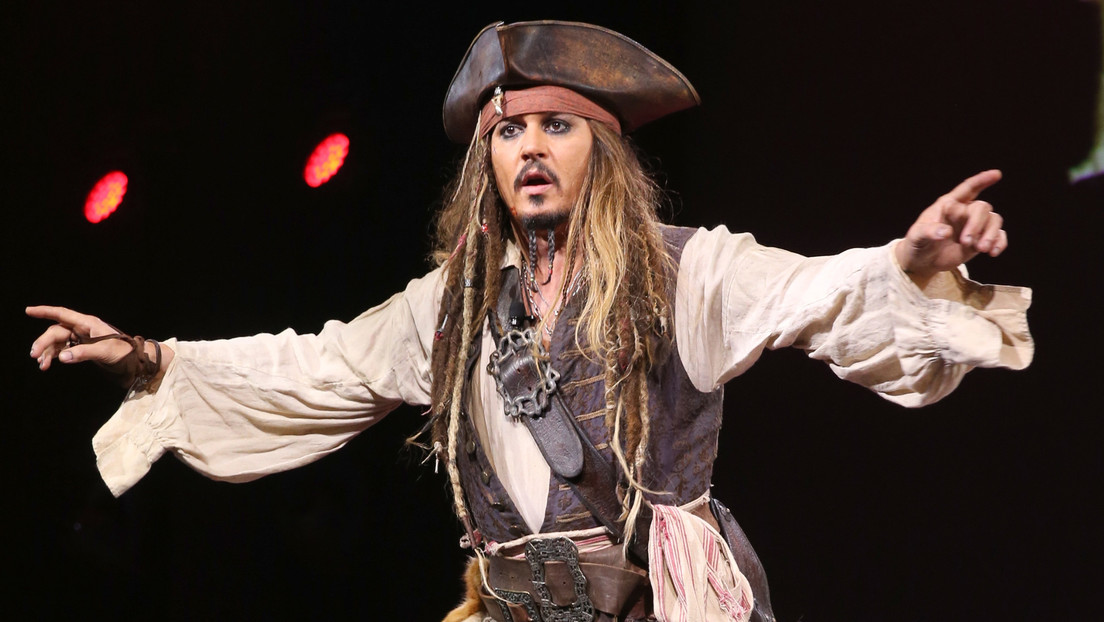 FOTOS, VIDEO: Un Johnny Depp vestido de Jack Sparrow visita a niños de un hospital en España