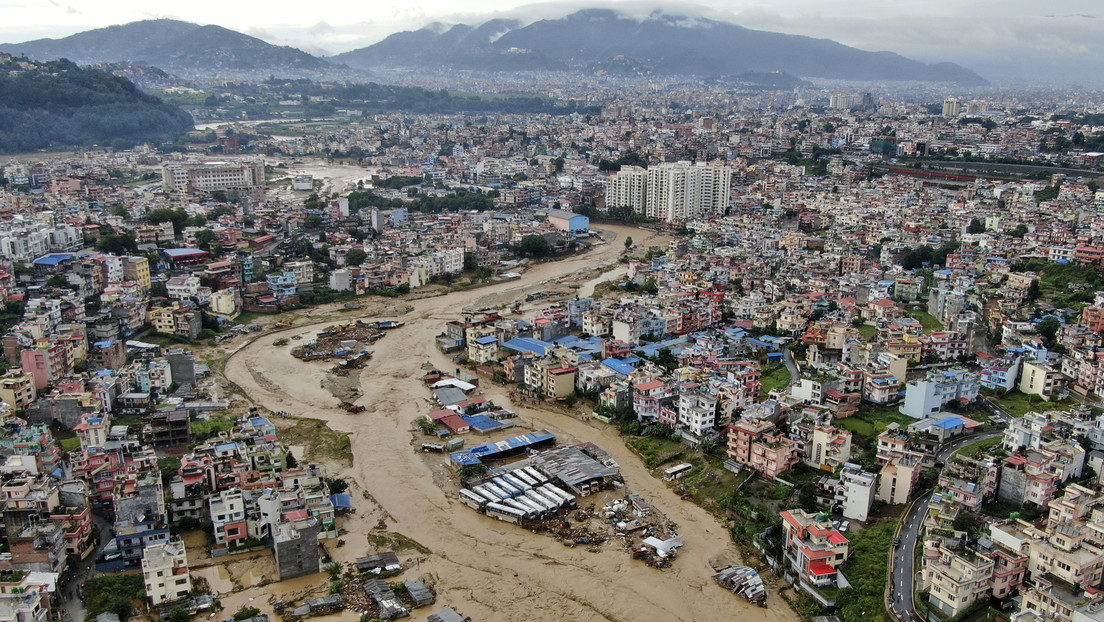 Más de 100 muertos por catastróficas inundaciones en Nepal (VIDEOS)