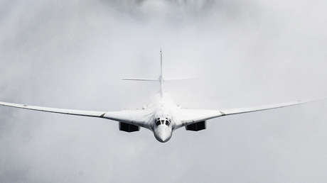 VIDEO: Dos 'cisnes blancos' estratégicos rusos sobrevuelan los mares de Barents y Noruega