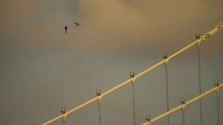 Equilibrista cruza de Asia a Europa por una cuerda floja a 165 metros de altura (VIDEO)