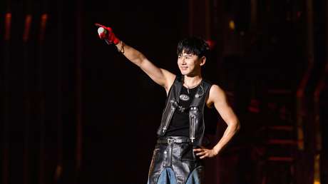 Una estrella china comparte un número falso en un concierto y esto es lo que pasa