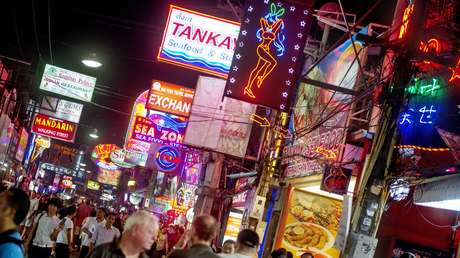 Un funcionario tailandés canta por las noches y recibe su salario gubernamental sin trabajar