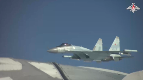 Bombarderos estratégicos rusos vuelan 11 horas cerca de las costas de Alaska (VIDEO)