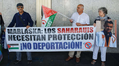 Al menos una decena de saharauis se declaran en huelga de hambre en el aeropuerto de Madrid