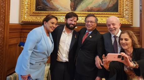 Petro comparte una foto desde México con "un grupo de revolucionarios"