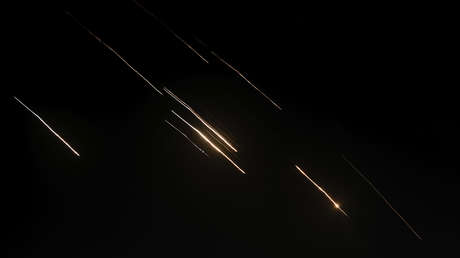 VIDEO: Así se observó el ataque masivo de Irán a bordo de un avión de pasajeros