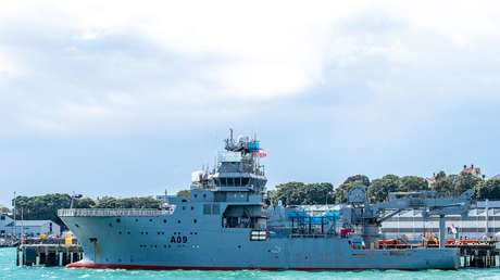 Un buque militar de 63 millones de dólares encalla y se hunde