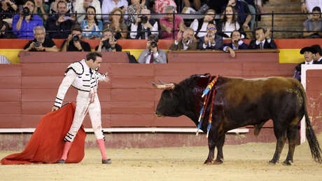 El torero Enrique Ponce sale a hombros en su despedida de los ruedos españoles