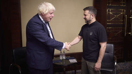 Boris Johnson compara a Zelenski con Winston Churchill