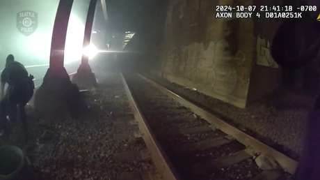 Rescatan a un hombre de las vías segundos antes de que lo atropellara un tren (VIDEO)